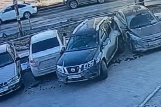 Екатеринбурженка повредила две машины, пытаясь выехать с парковки