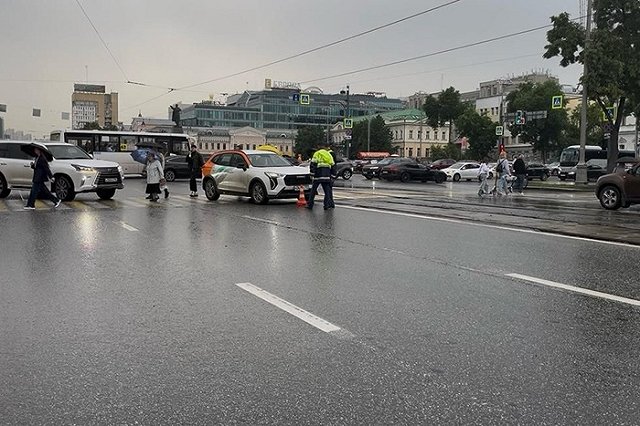 Мать с ребенком попали под машину в самом центре Екатеринбурга