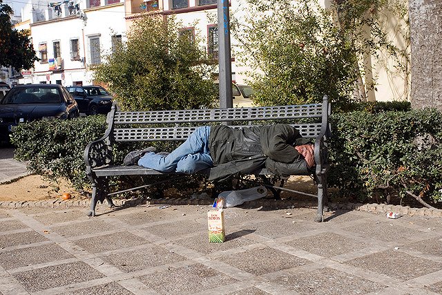 Марсельских бездомных заставили носить значки на груди