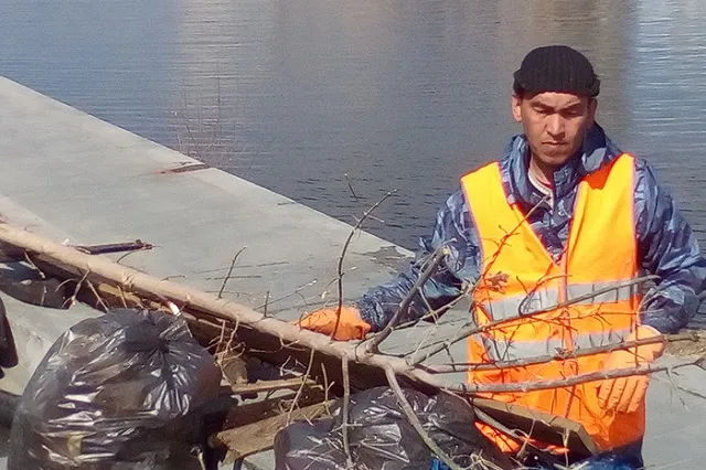 Из Городского пруда сегодня выловили два грузовика мусора