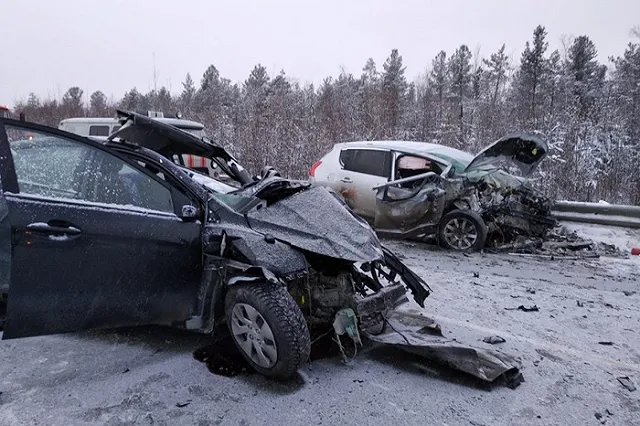 Три человека погибли в аварии на границе с ХМАО, еще пятеро в больнице