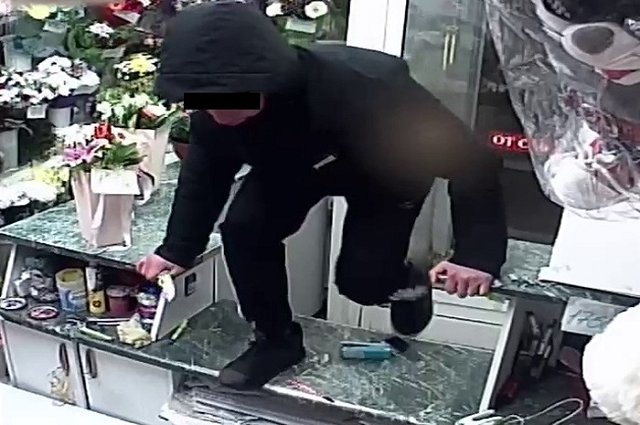 В Екатеринбурге подростку грозит до 10 лет тюрьмы за украденные 5 тысяч рублей в цветочном киоске