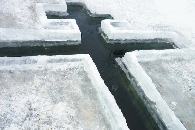 Врач предостерегла окунающихся в прорубь от прививки COVID-19