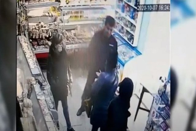 Полицейский оштрафовал свердловчанку, сделавшую ему замечание за отсутствие маски — видео