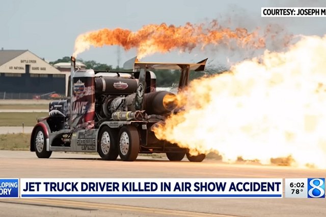В США на авиашоу погиб водитель реактивного грузовика