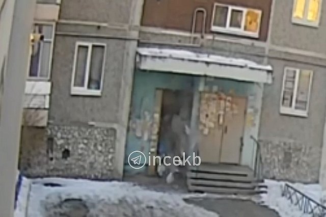 На ВИЗе в девятиэтажке прогремел взрыв в мусоропроводе