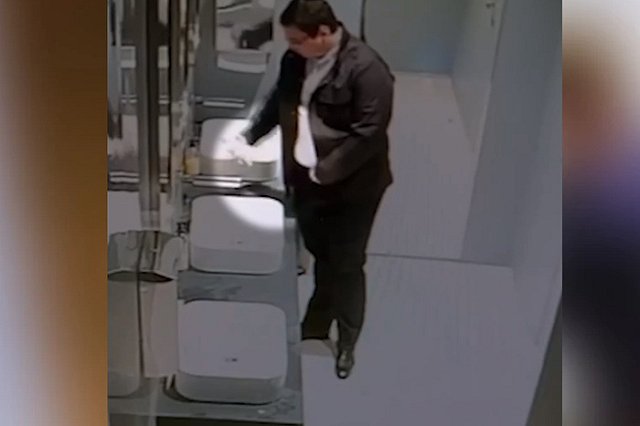 В Екатеринбурге солидный мужчина стащил мыло из туалета в «Высоцком»