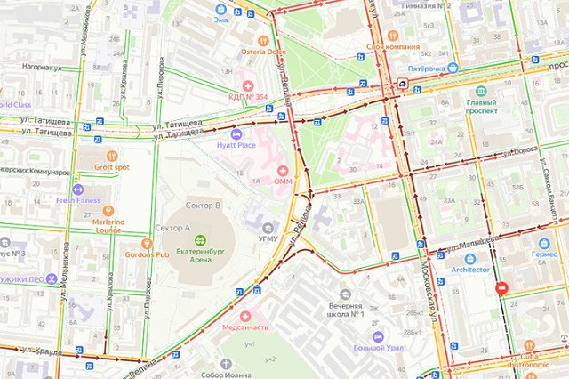 Всё стоит! В Екатеринбурге внезапно перекрыли проспект Ленина