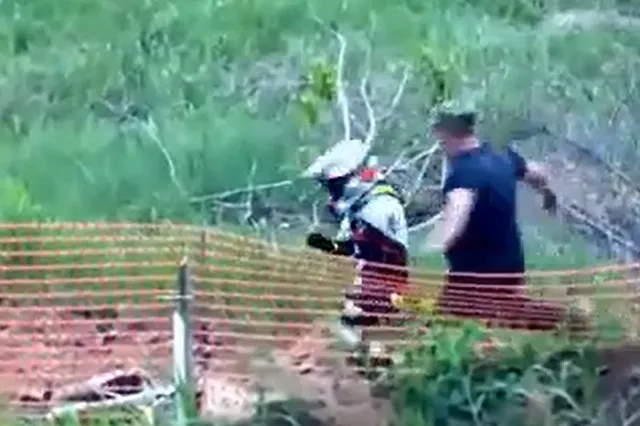 В Каменске-Уральском отец во время мотогонок набросился на сына с кулаками