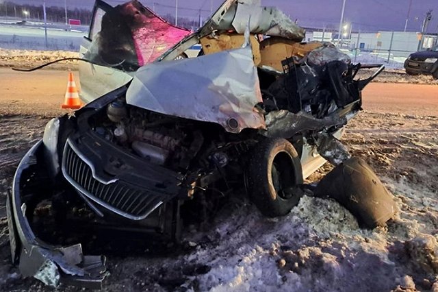 На Урале погрузчик заживо разрубил людей в машине