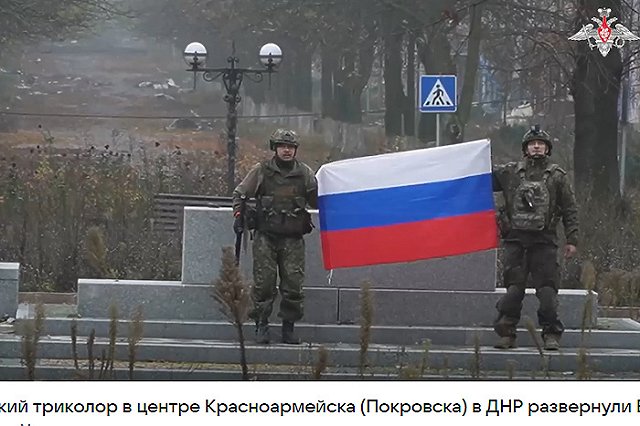 Государственный флаг России развернут в центре Красноармейска