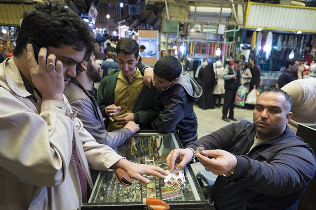 Иранцам запретили делать татуировки и модные прически