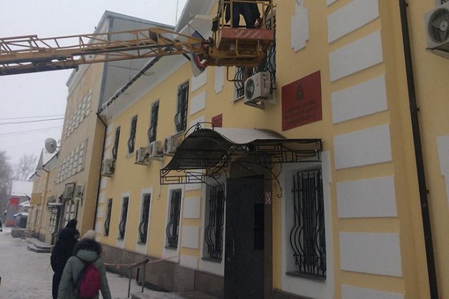 Чиновники подрались из-за техники безопасности, приспуская флаг в день траура