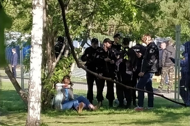 Одна из защитниц сквера приковала себя к дереву