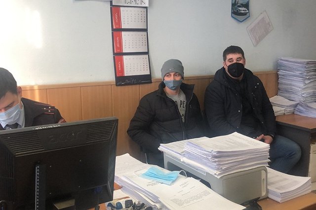 Парней, которые проехали по проспекту Ленина в ванне на лыжах, наказала полиция