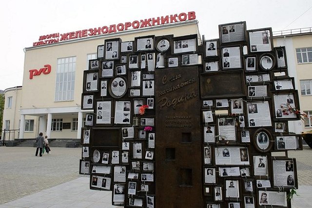 Житель Екатеринбурга провел в центре города одиночный «Бессмертный полк»