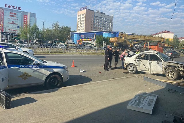 Пьяный свердловчанин за рулём иномарки влетел в остановку