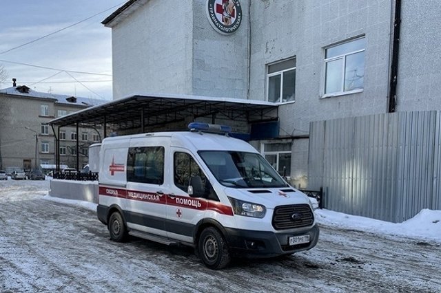 Маленькая девочка, которую нашли в сугробе в мороз, вернулась домой