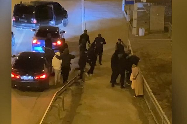 Повод удивит: в Екатеринбурге толпа вооруженных людей в масках устроила стрельбу