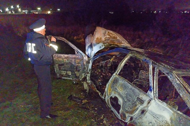 Водитель сгорел после аварии в машине в Свердловской области