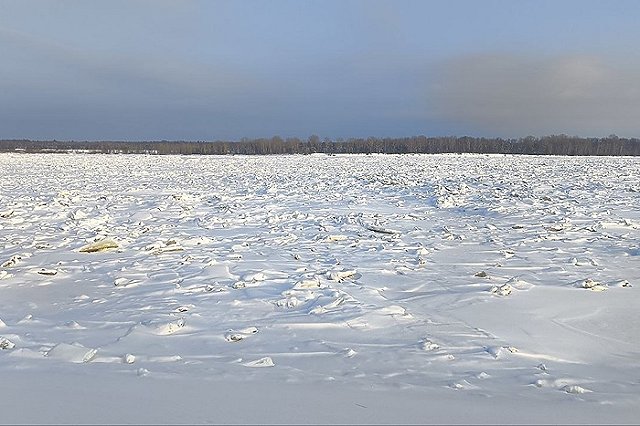 «Спасли одного». Снегоход с двумя людьми провалился под лед в Свердловской области