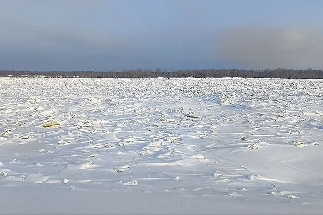 «Спасли одного». Снегоход с двумя людьми провалился под лед в Свердловской области