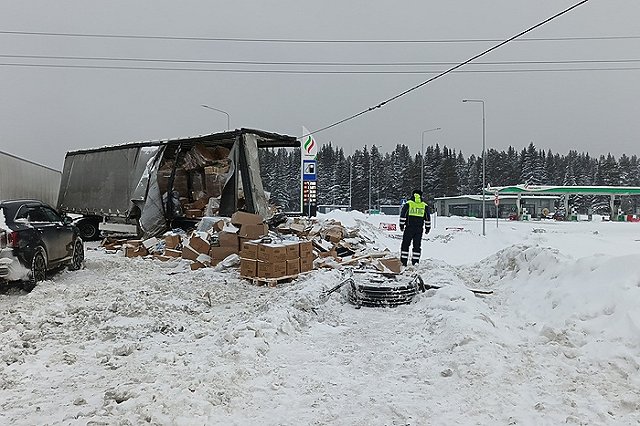 На трассе Екатеринбург-Пермь столкнулись 6 грузовых машин