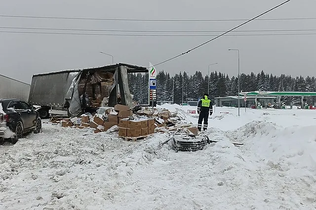 На трассе Екатеринбург-Пермь столкнулись 6 грузовых машин
