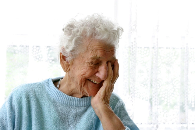 Жительница Лондона не улыбается уже 40 лет, чтобы уберечь себя от морщин