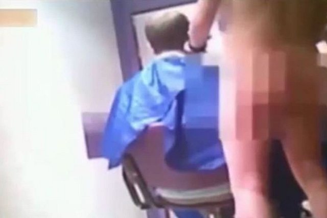 В Москве обнаружили парикмахерскую, где клиентов стригли голые девушки