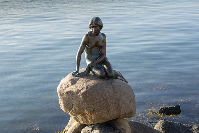 Вандалы в Копенгагене облили краской Русалочку и попросили освободить Абдуллу