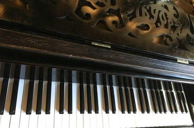 В Екатеринбурге выставлен на продажу королевский рояль за 349 тысяч рублей