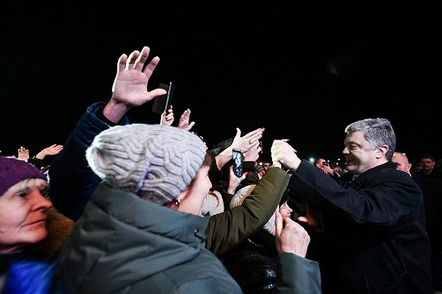 Объяснено срывание Порошенко шапки с головы девушки