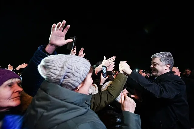 Объяснено срывание Порошенко шапки с головы девушки