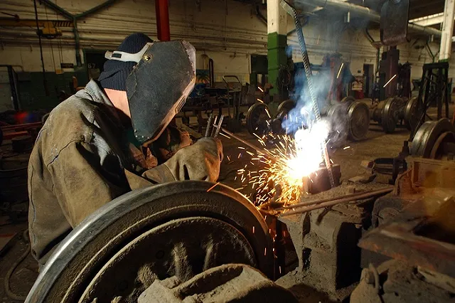 В России не хватает рабочих. Почему в стране дефицит «синих воротничков»?