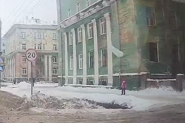 Ребенка едва не убило снежной глыбой