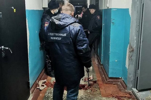 Пьяный мужчина с топором напал на полицейских. Его расстреляли на месте