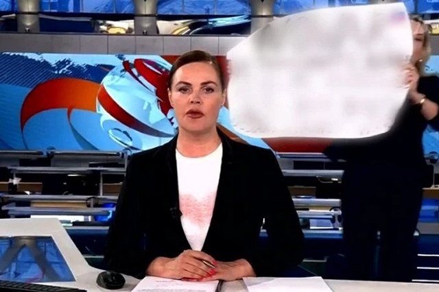 Сотрудницу «Первого канала» наказали за политический плакат в прямом эфире