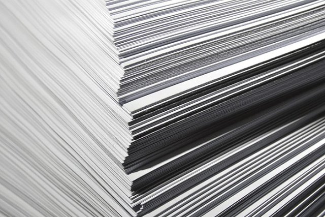 В екатеринбургской типографии на продажу начали резать бумагу для бюллетеней