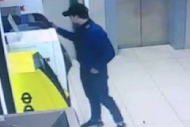 Екатеринбуржец украл с банкомата забытый iPhone