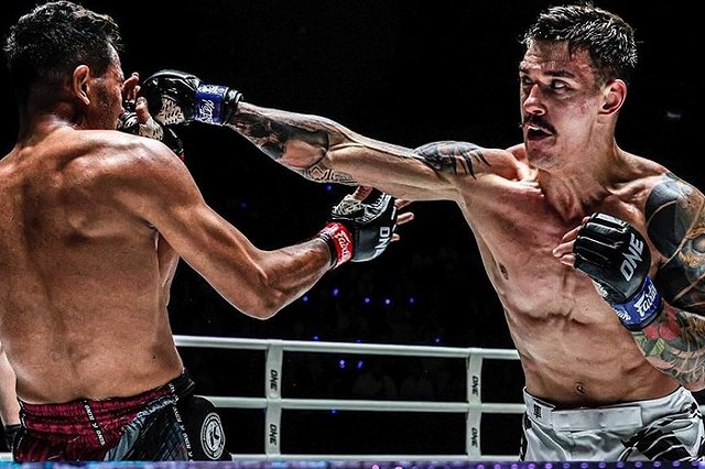 Упал без движения: в Екатеринбурге во время турнира по кикбоксингу пострадал один из бойцов