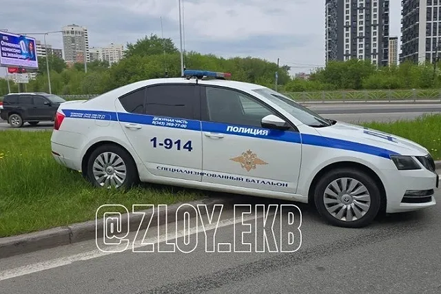 Екатеринбургские водители возмутились патрульным авто, припаркованным на газоне