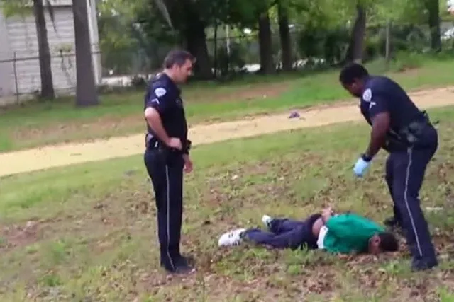 В США полицейский 8 раз выстрели в спину безоружного афроамериканца