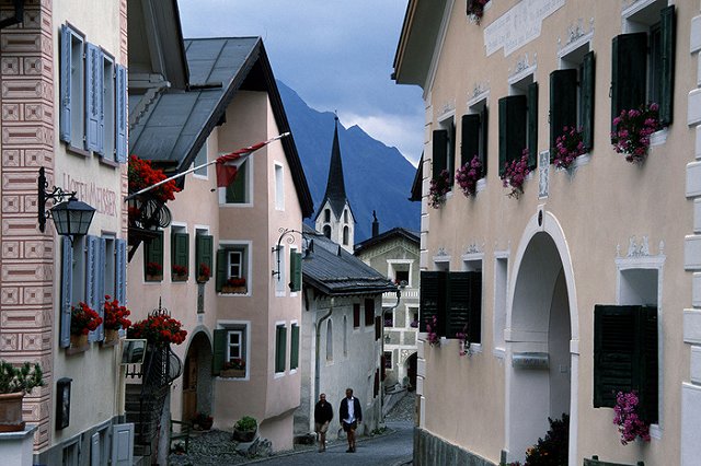 Референдум о ежемесячных выплатах $3,5 тыс. всем гражданам пройдет в Швейцарии