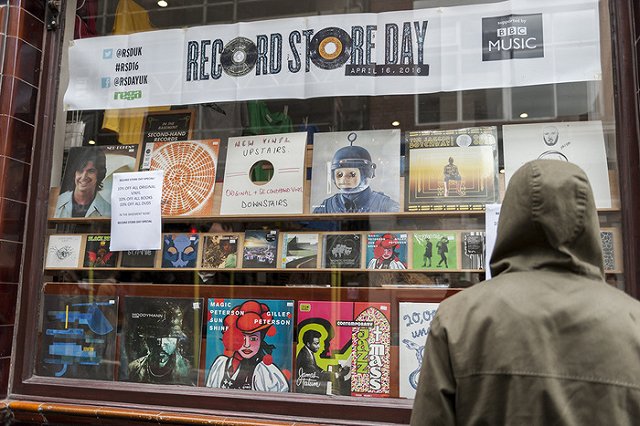 «Почта России» уволила сложившего пластинку почтальона