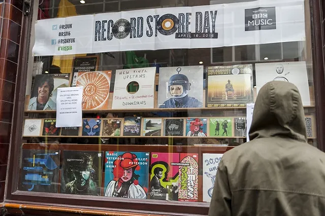 «Почта России» уволила сложившего пластинку почтальона