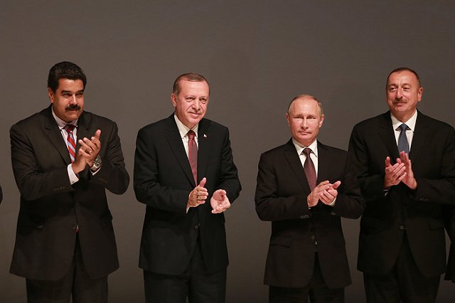 Политологи: Запад пытается опустить Россию в допетровскую эпоху