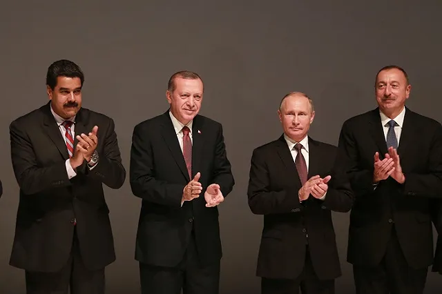 Политологи: Запад пытается опустить Россию в допетровскую эпоху