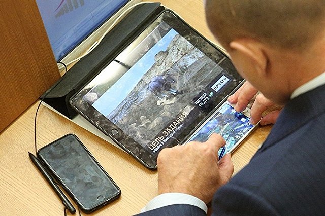 Киносервис использовал для рекламы образ свердловского депутата-геймера