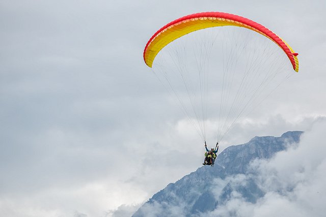 В Индии при полете на параплане насмерть разбился житель Екатеринбурга